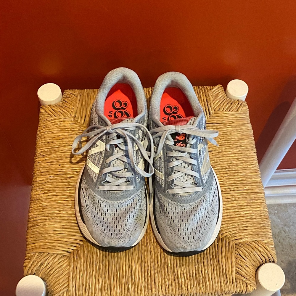 NEW BALANCE 860 tennis shoe / sneaker Sz 9